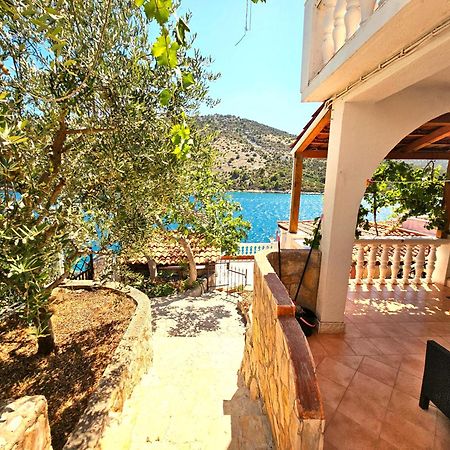 Apartments Carmen Vinišće Eksteriør billede