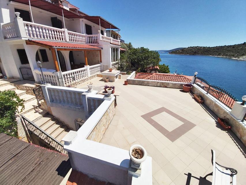 Apartments Carmen Vinišće Eksteriør billede