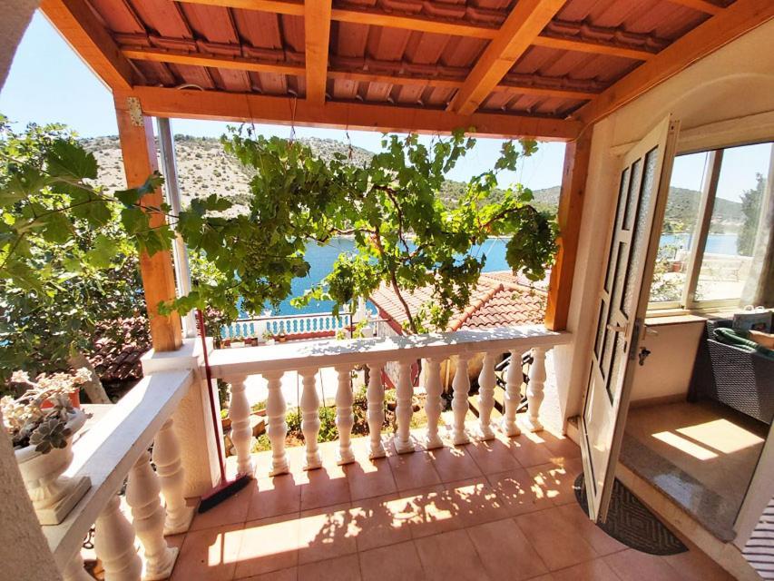 Apartments Carmen Vinišće Eksteriør billede