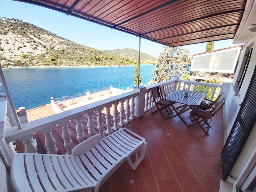 Apartments Carmen Vinišće Eksteriør billede