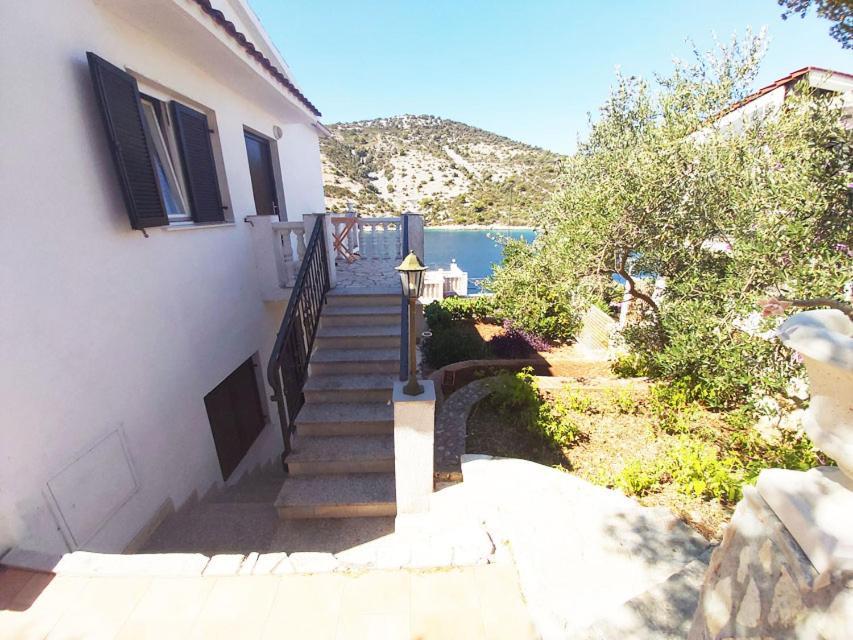 Apartments Carmen Vinišće Eksteriør billede