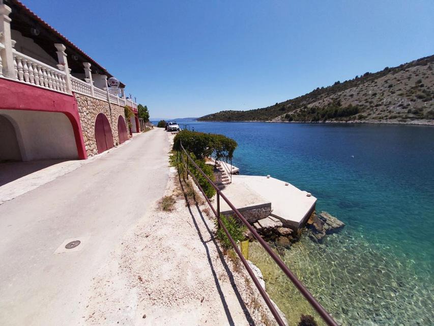 Apartments Carmen Vinišće Eksteriør billede