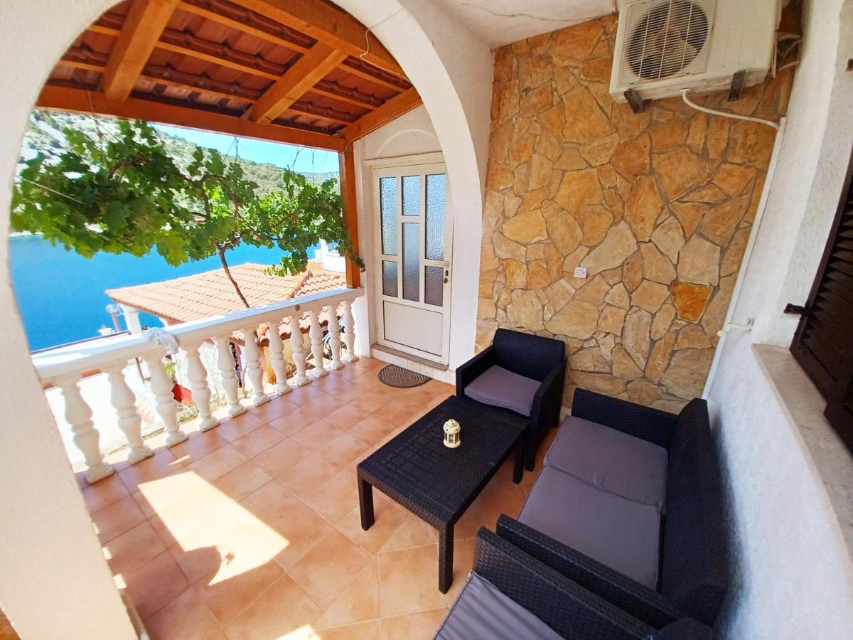 Apartments Carmen Vinišće Eksteriør billede