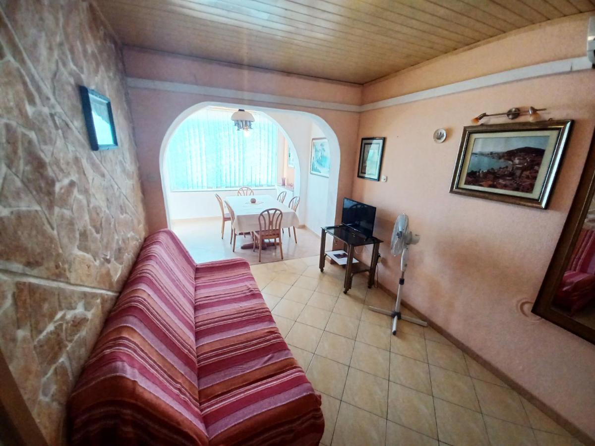 Apartments Carmen Vinišće Eksteriør billede