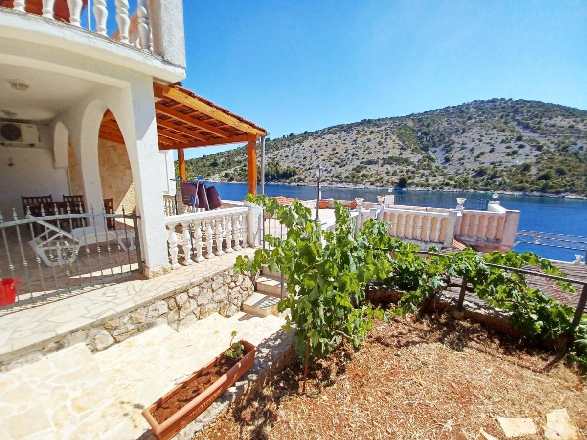 Apartments Carmen Vinišće Eksteriør billede