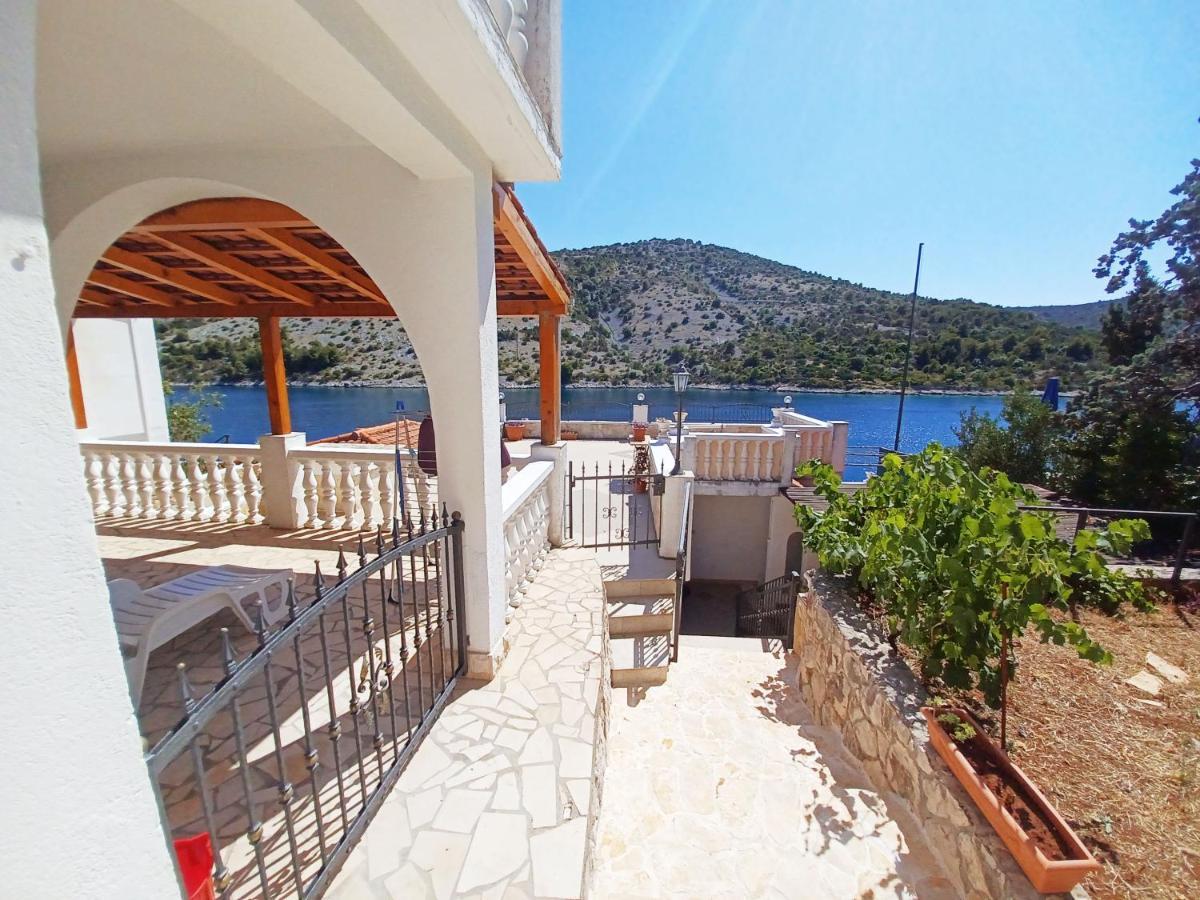 Apartments Carmen Vinišće Eksteriør billede