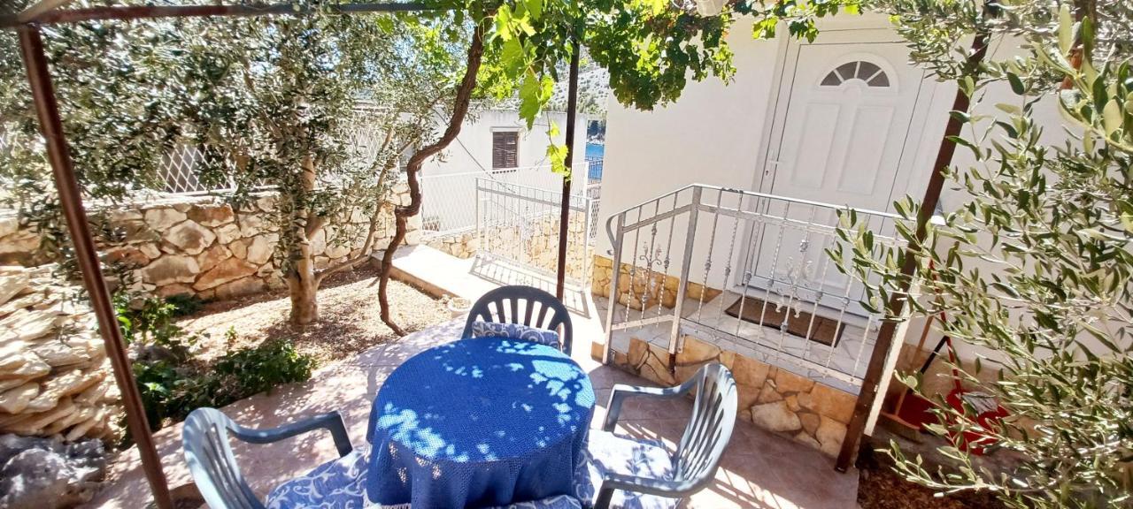 Apartments Carmen Vinišće Eksteriør billede