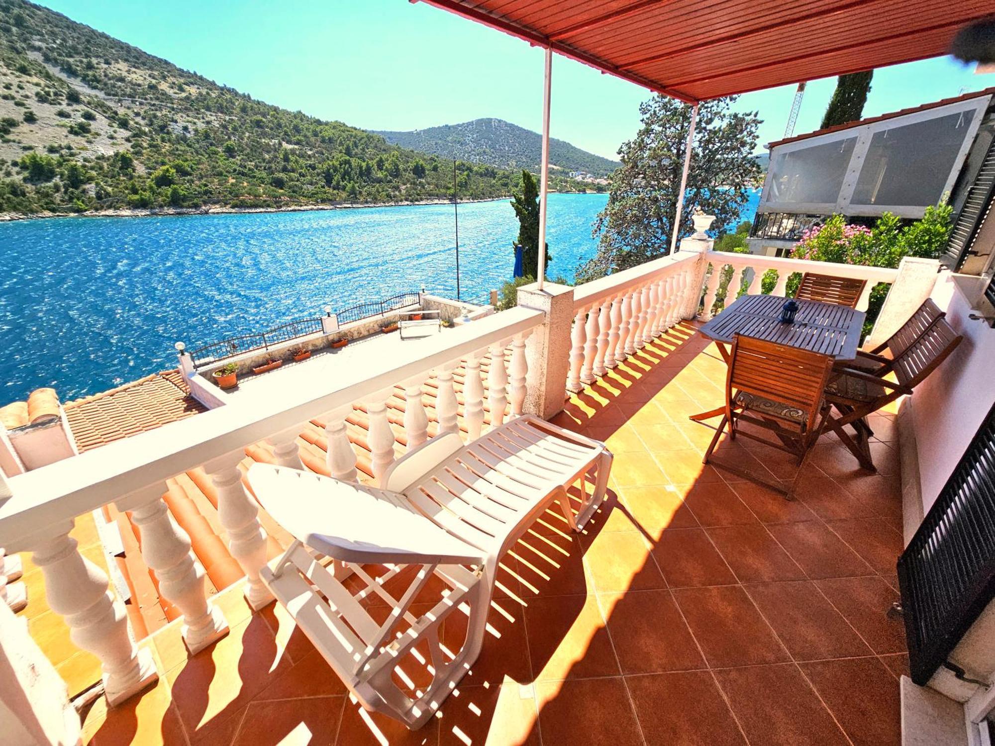 Apartments Carmen Vinišće Eksteriør billede