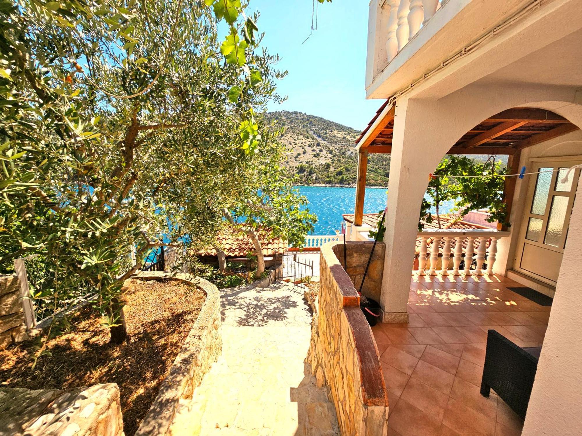 Apartments Carmen Vinišće Eksteriør billede