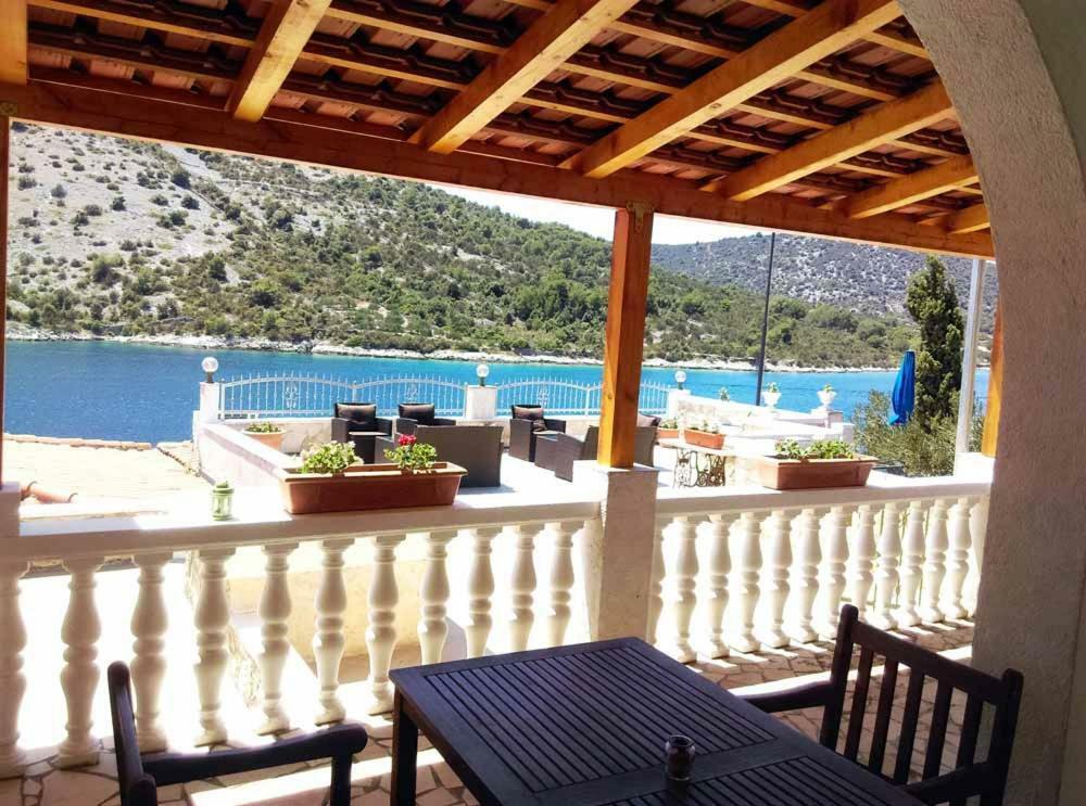 Apartments Carmen Vinišće Eksteriør billede