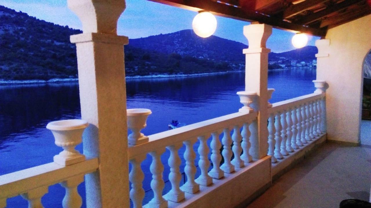 Apartments Carmen Vinišće Eksteriør billede