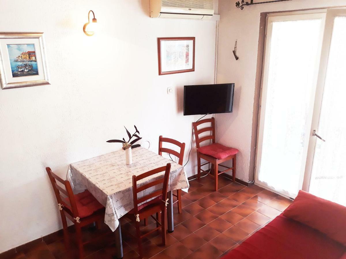 Apartments Carmen Vinišće Eksteriør billede