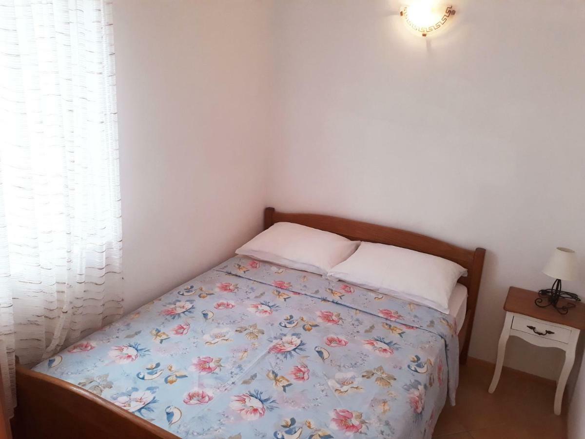 Apartments Carmen Vinišće Eksteriør billede