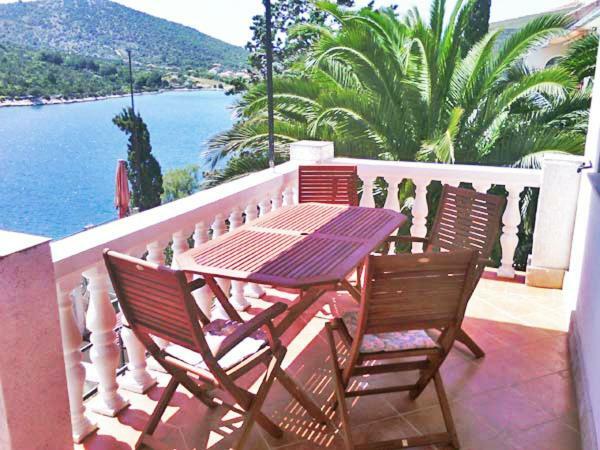 Apartments Carmen Vinišće Eksteriør billede