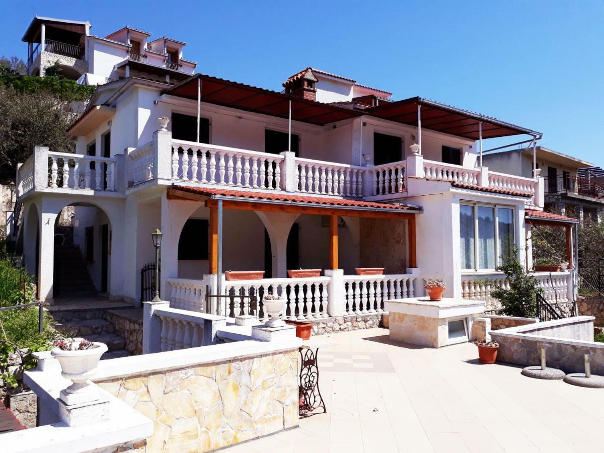 Apartments Carmen Vinišće Eksteriør billede